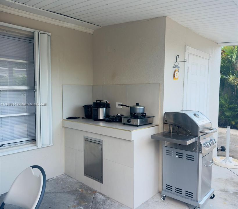 Recently Rented: $2,350 (2 beds, 1 baths, 1864 Square Feet)