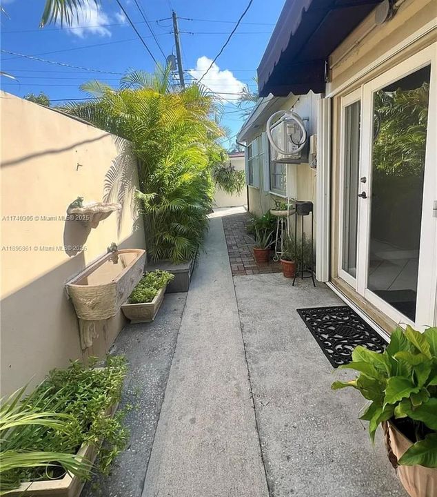 Recently Rented: $2,350 (2 beds, 1 baths, 1864 Square Feet)