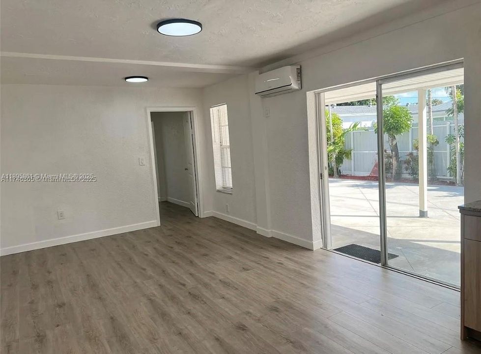 Recently Rented: $2,350 (2 beds, 1 baths, 1864 Square Feet)