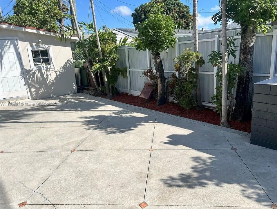 Recently Rented: $2,350 (2 beds, 1 baths, 1864 Square Feet)