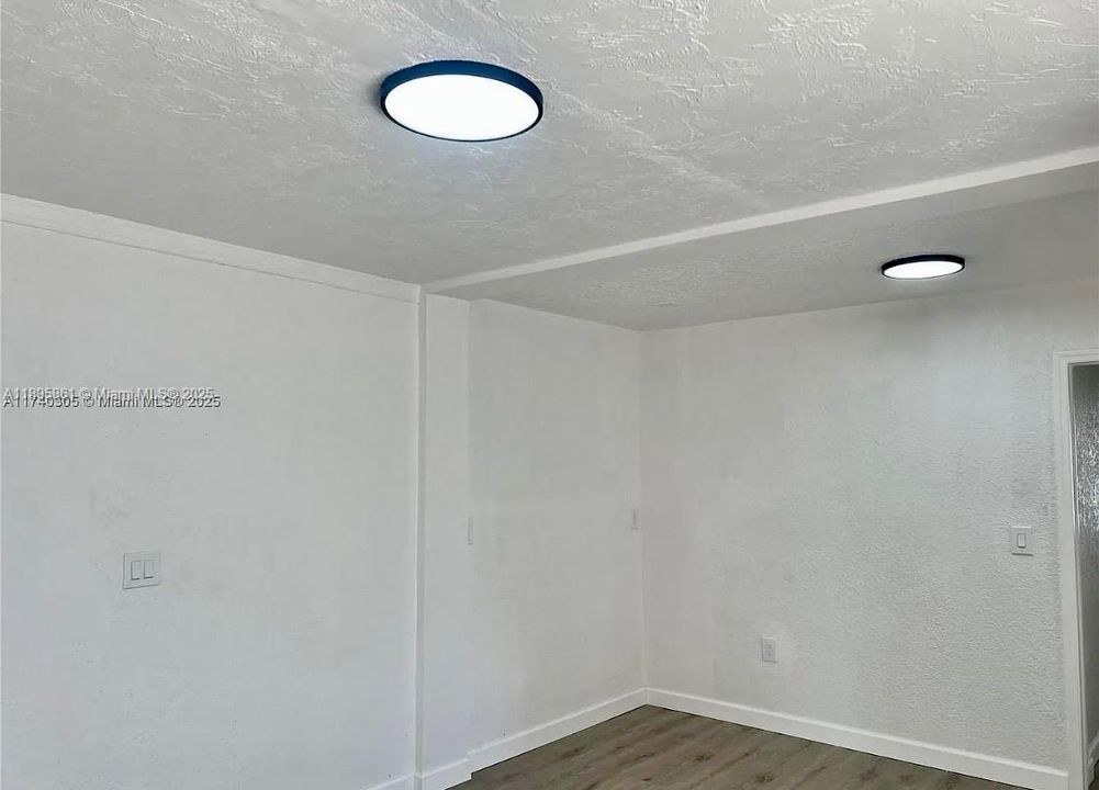 Recently Rented: $2,350 (2 beds, 1 baths, 1864 Square Feet)