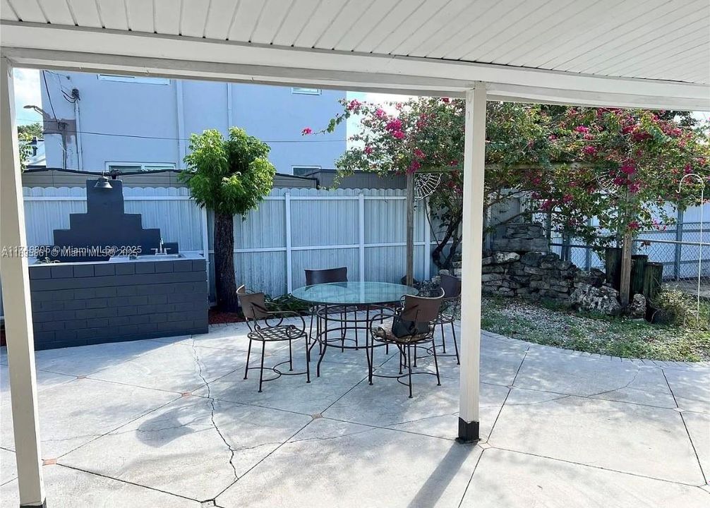 Recently Rented: $2,350 (2 beds, 1 baths, 1864 Square Feet)