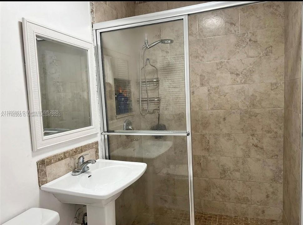 Recently Rented: $2,350 (2 beds, 1 baths, 1864 Square Feet)