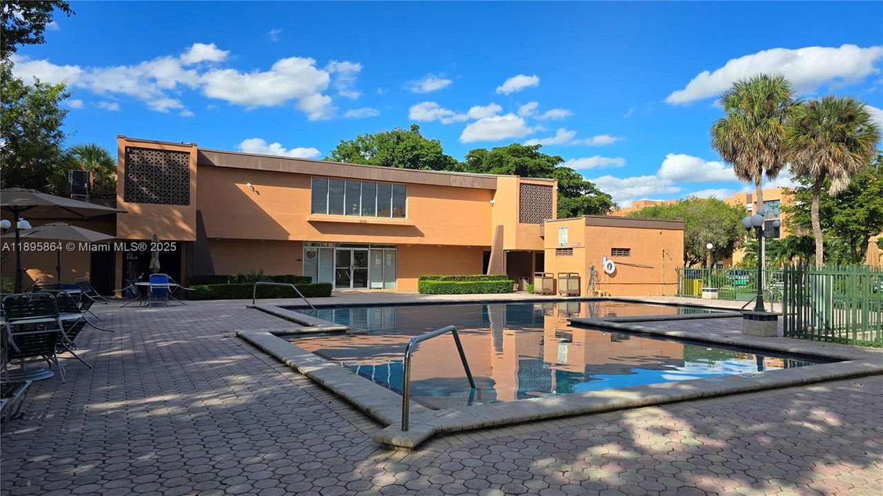 For Rent: $2,300 (2 beds, 1 baths, 946 Square Feet)