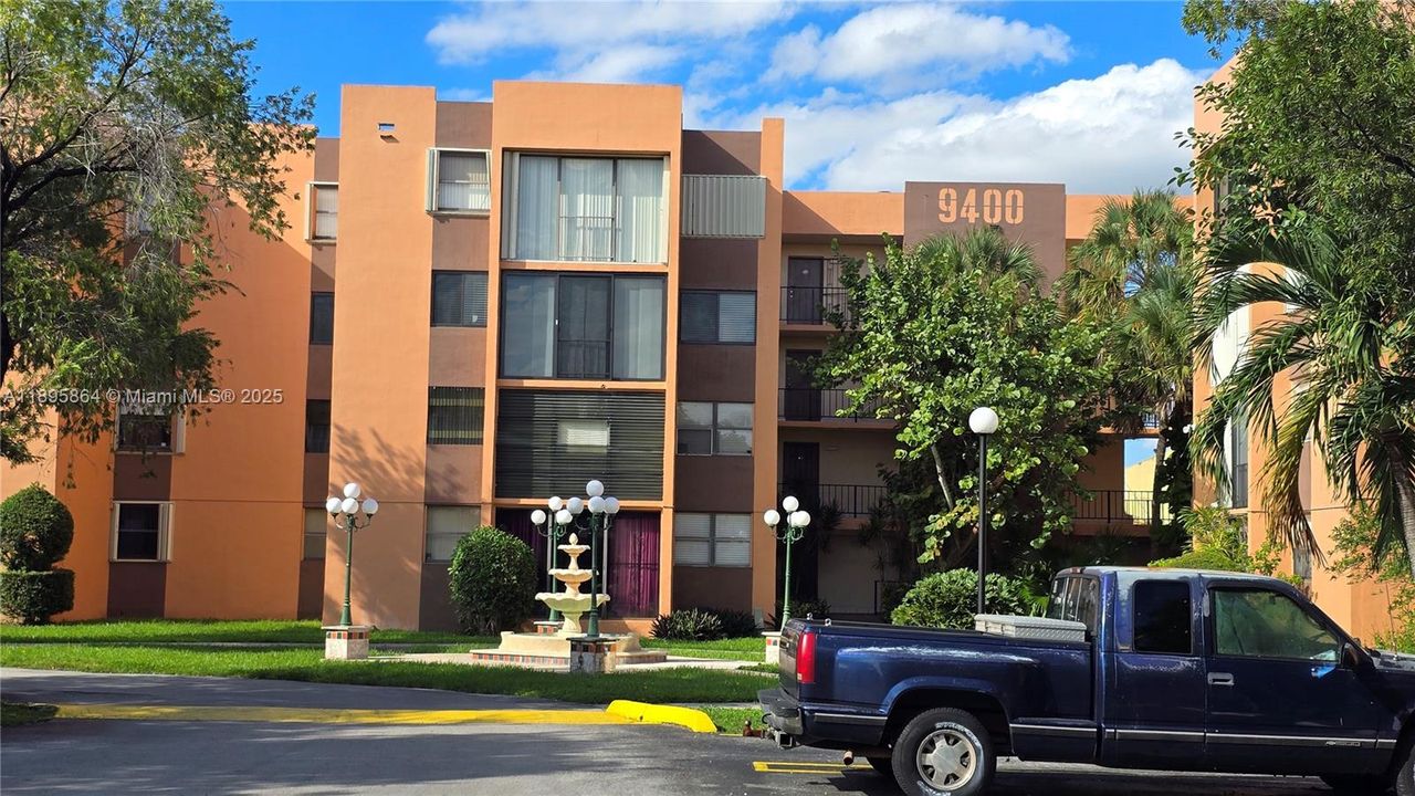 For Rent: $2,300 (2 beds, 1 baths, 946 Square Feet)