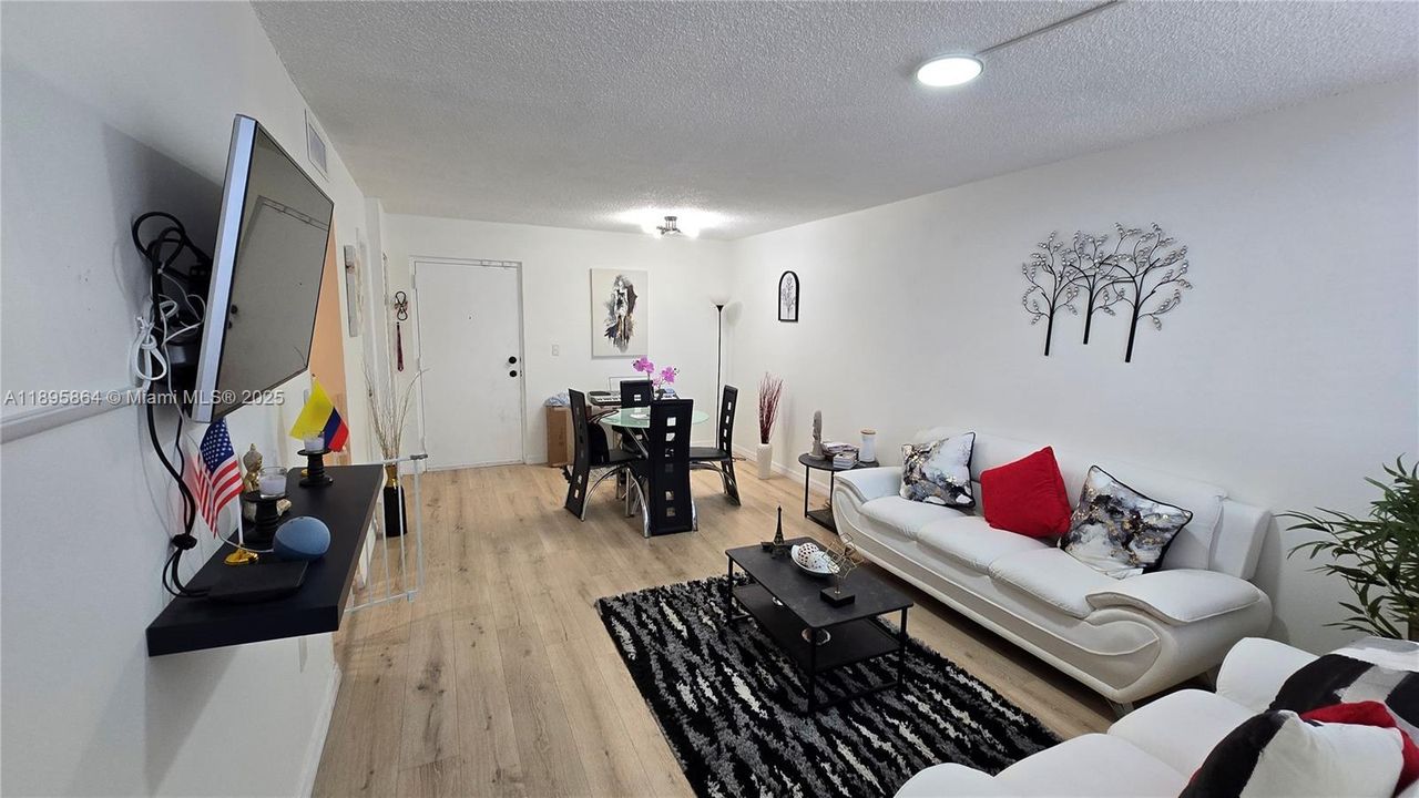 For Rent: $2,300 (2 beds, 1 baths, 946 Square Feet)