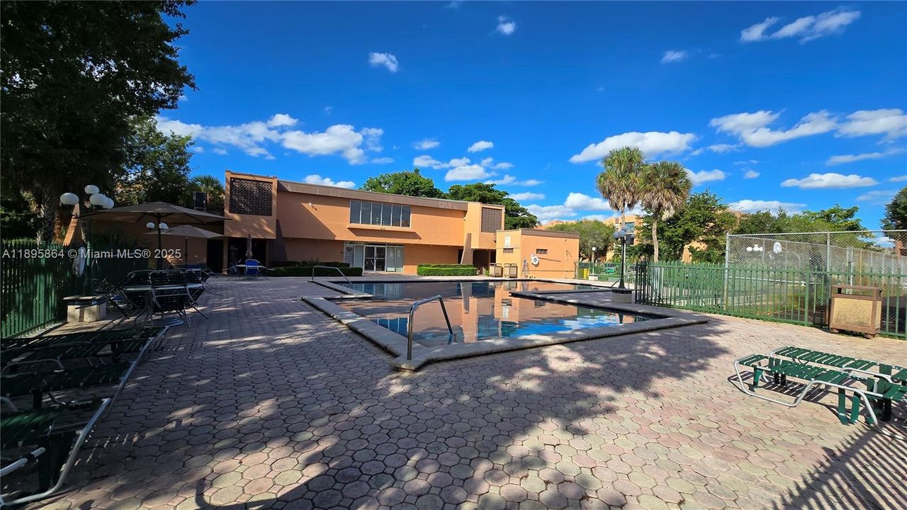 For Rent: $2,300 (2 beds, 1 baths, 946 Square Feet)