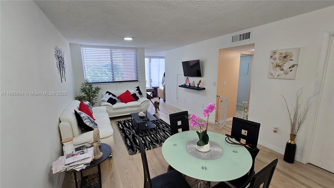 For Rent: $2,300 (2 beds, 1 baths, 946 Square Feet)