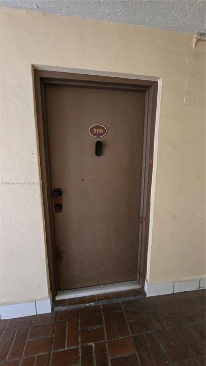 For Rent: $2,300 (2 beds, 1 baths, 946 Square Feet)