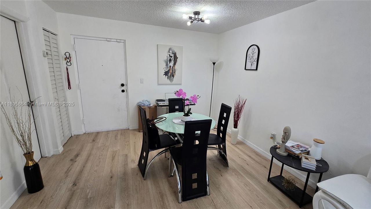 For Rent: $2,300 (2 beds, 1 baths, 946 Square Feet)