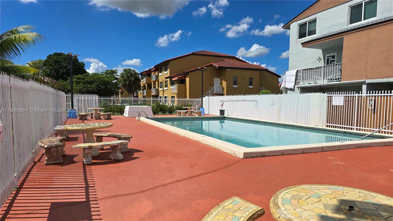 For Rent: $2,300 (2 beds, 1 baths, 946 Square Feet)