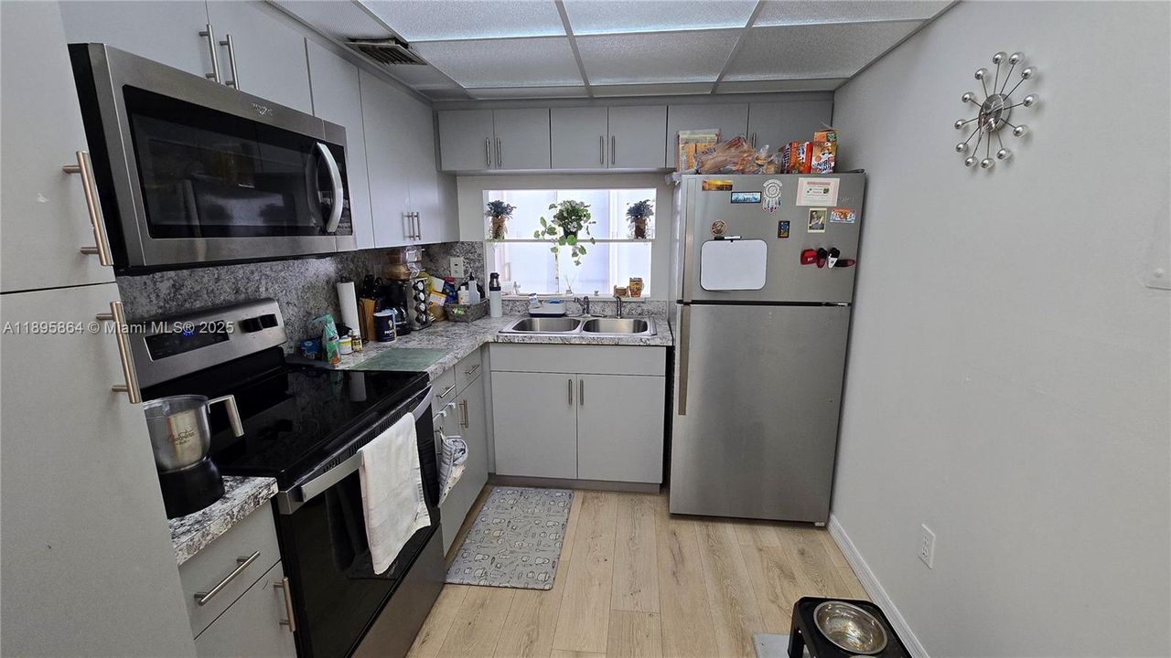For Rent: $2,300 (2 beds, 1 baths, 946 Square Feet)