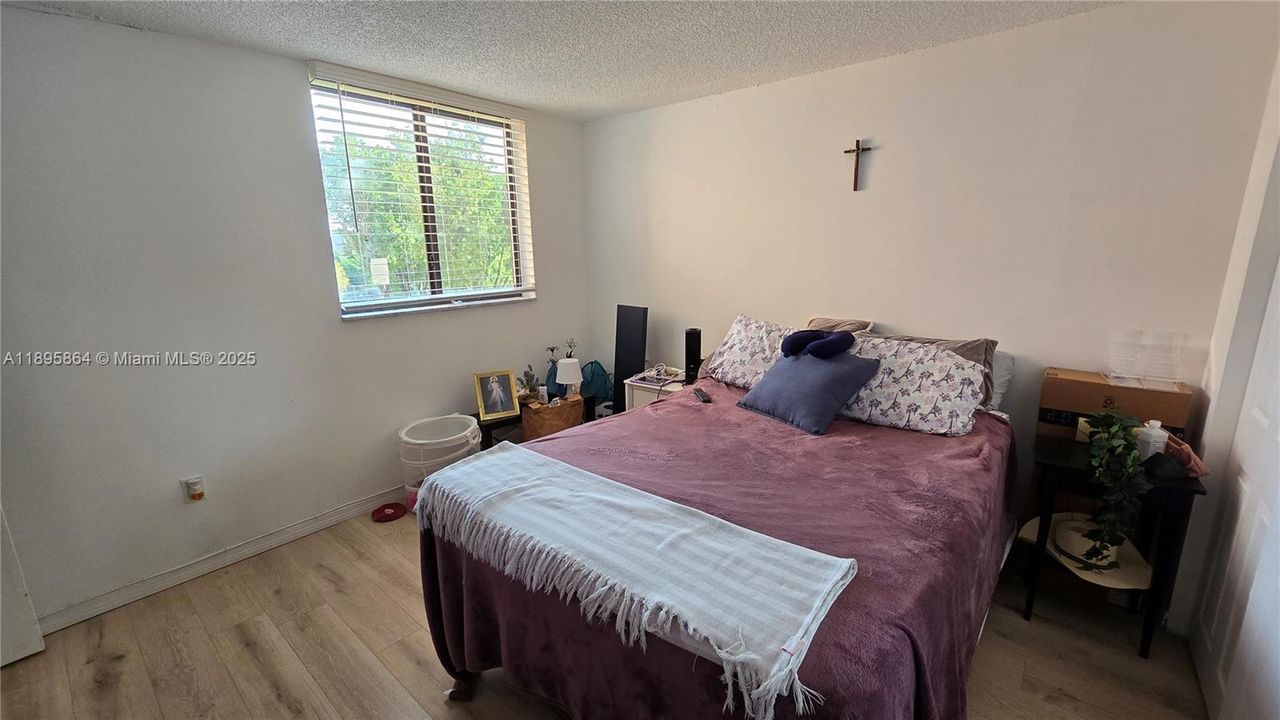 For Rent: $2,300 (2 beds, 1 baths, 946 Square Feet)