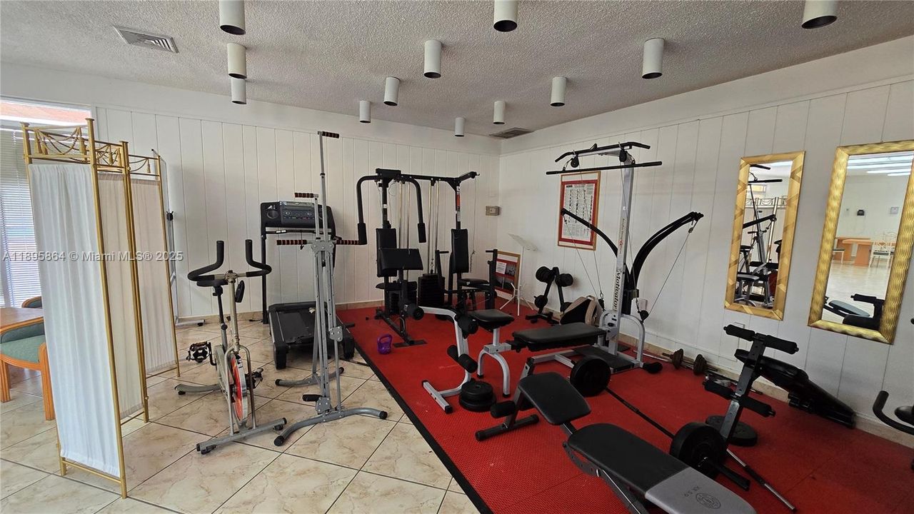 For Rent: $2,300 (2 beds, 1 baths, 946 Square Feet)