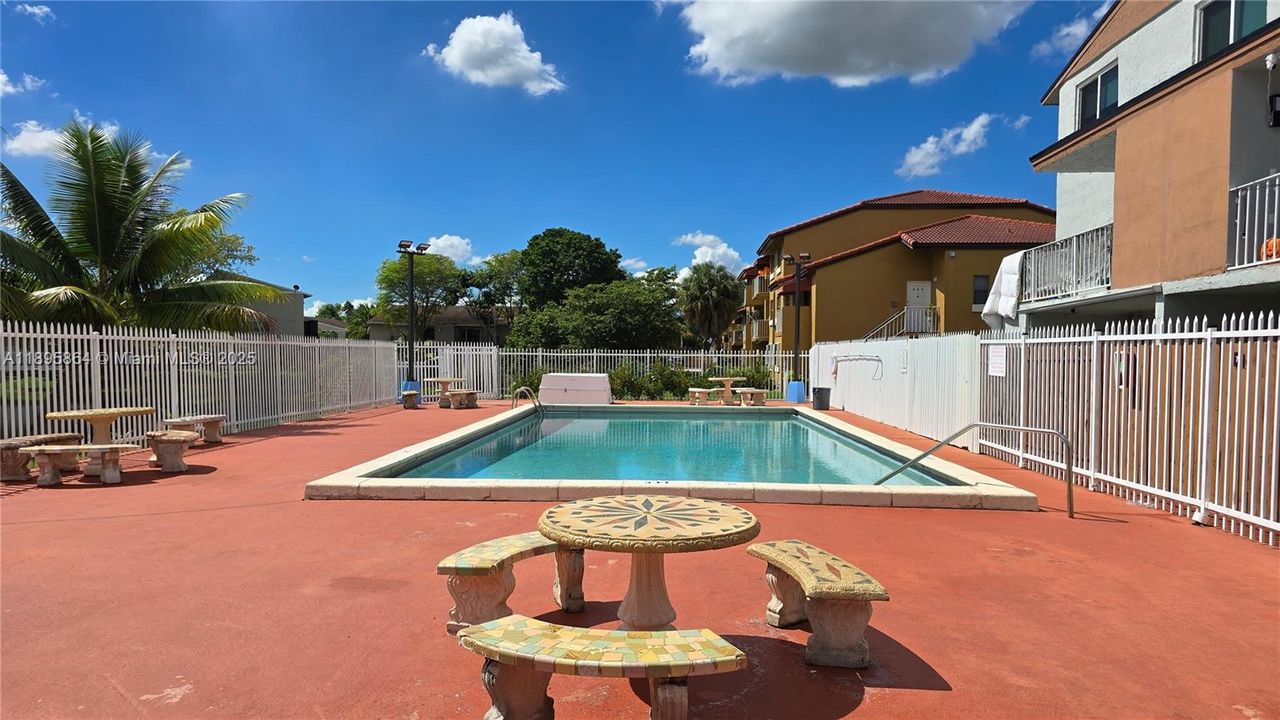 For Rent: $2,300 (2 beds, 1 baths, 946 Square Feet)