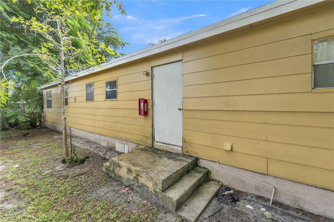 For Sale: $378,000 (4 beds, 2 baths, 1162 Square Feet)