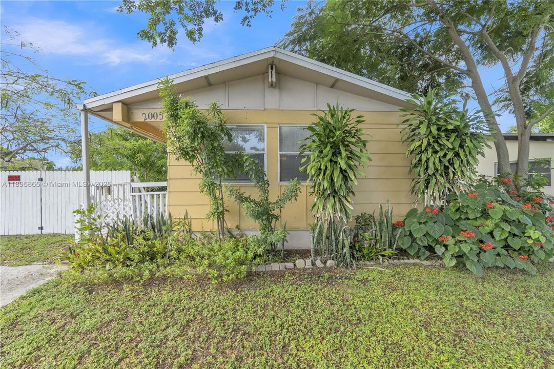 For Sale: $378,000 (4 beds, 2 baths, 1162 Square Feet)