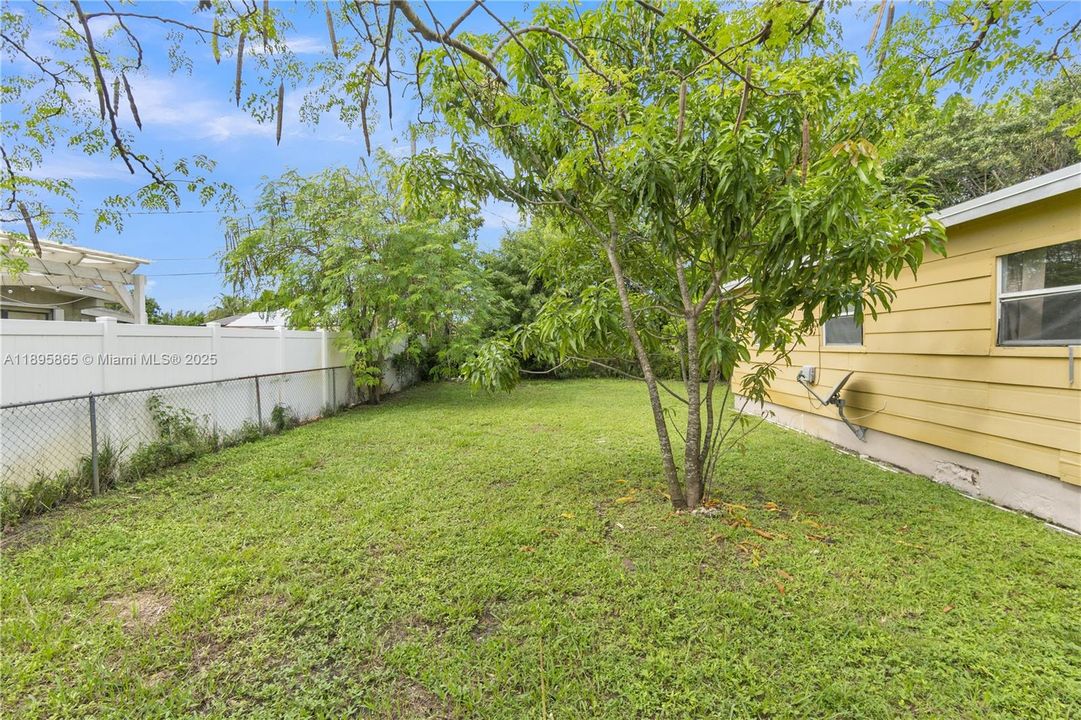 For Sale: $378,000 (4 beds, 2 baths, 1162 Square Feet)