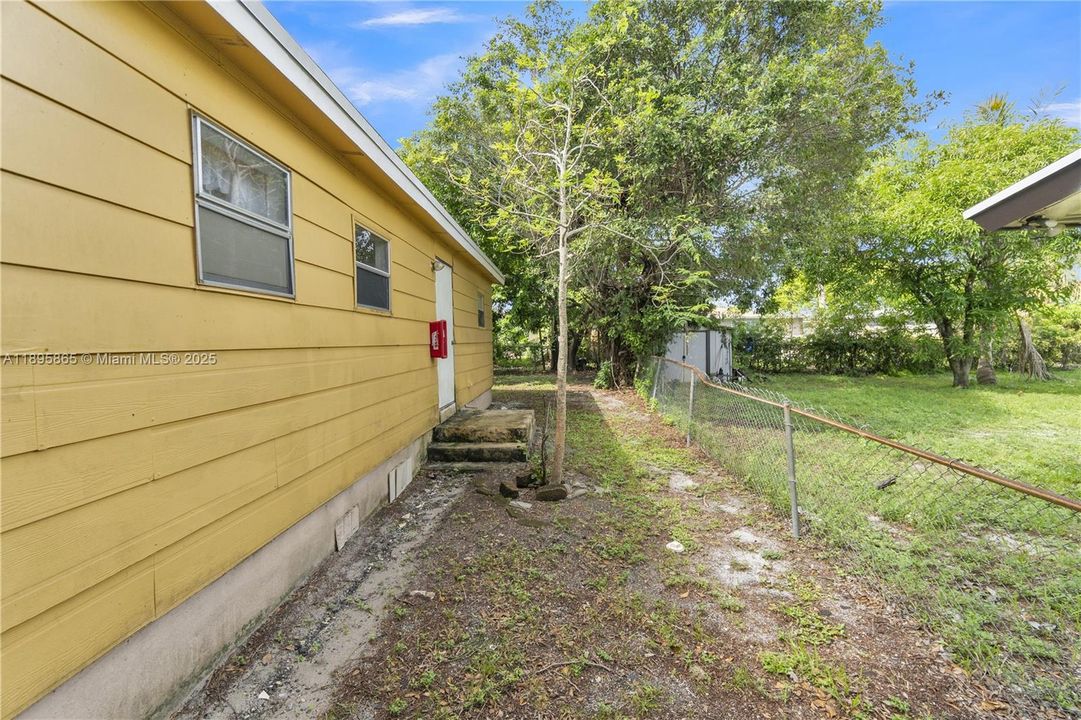 For Sale: $378,000 (4 beds, 2 baths, 1162 Square Feet)