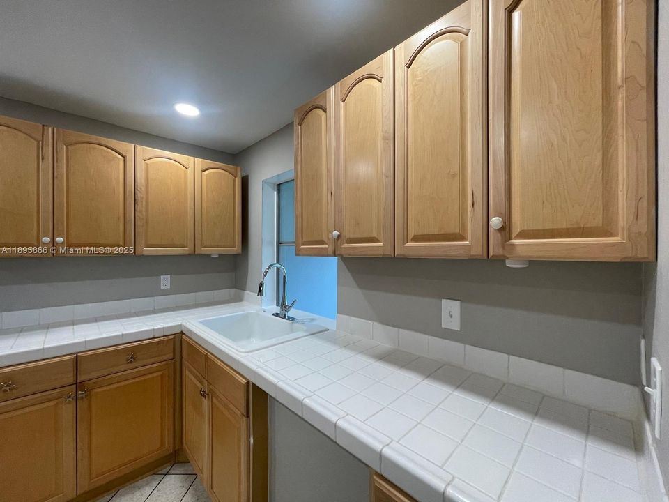 Recently Rented: $1,800 (2 beds, 2 baths, 1000 Square Feet)