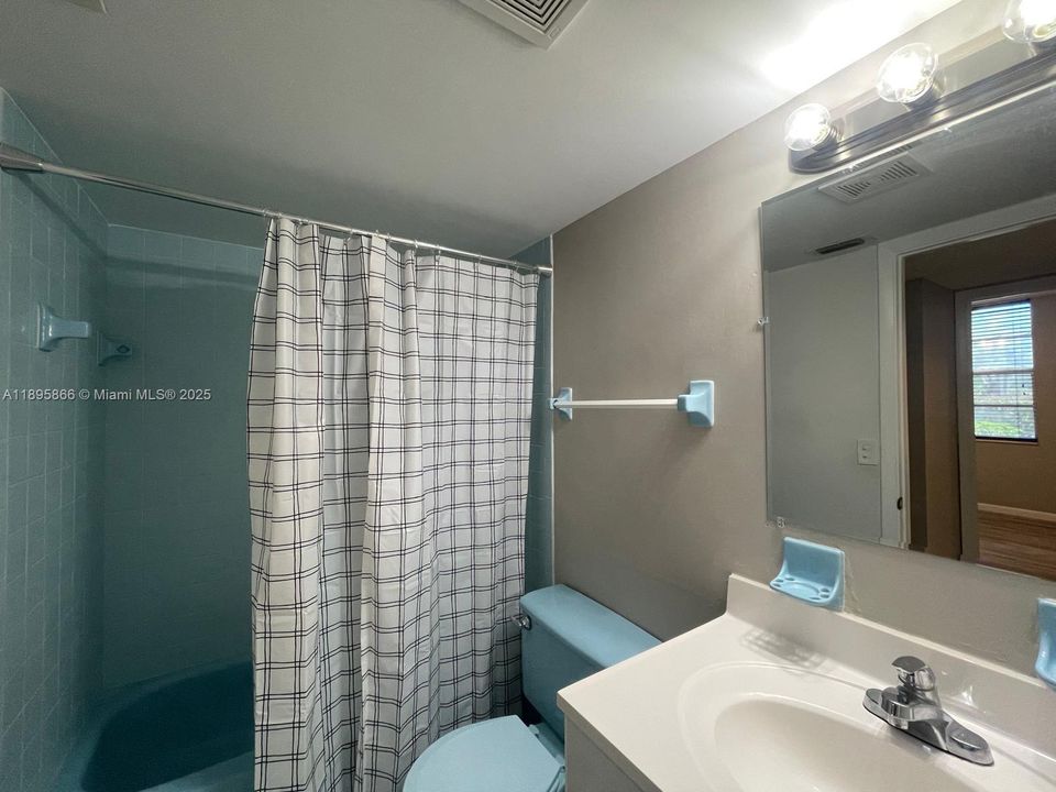 Recently Rented: $1,800 (2 beds, 2 baths, 1000 Square Feet)