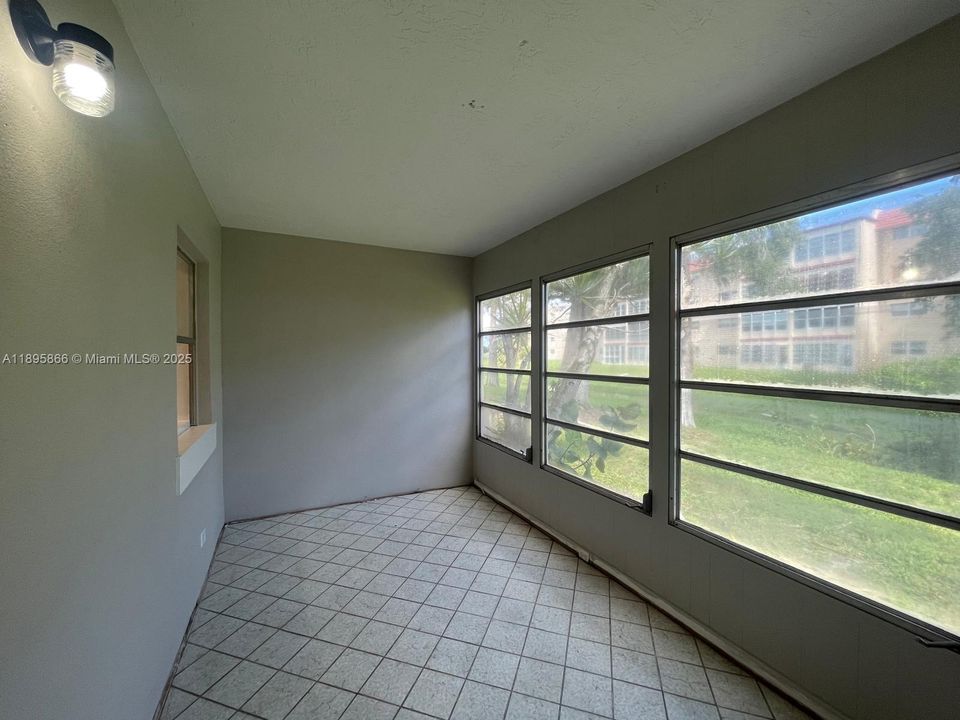 Recently Rented: $1,800 (2 beds, 2 baths, 1000 Square Feet)