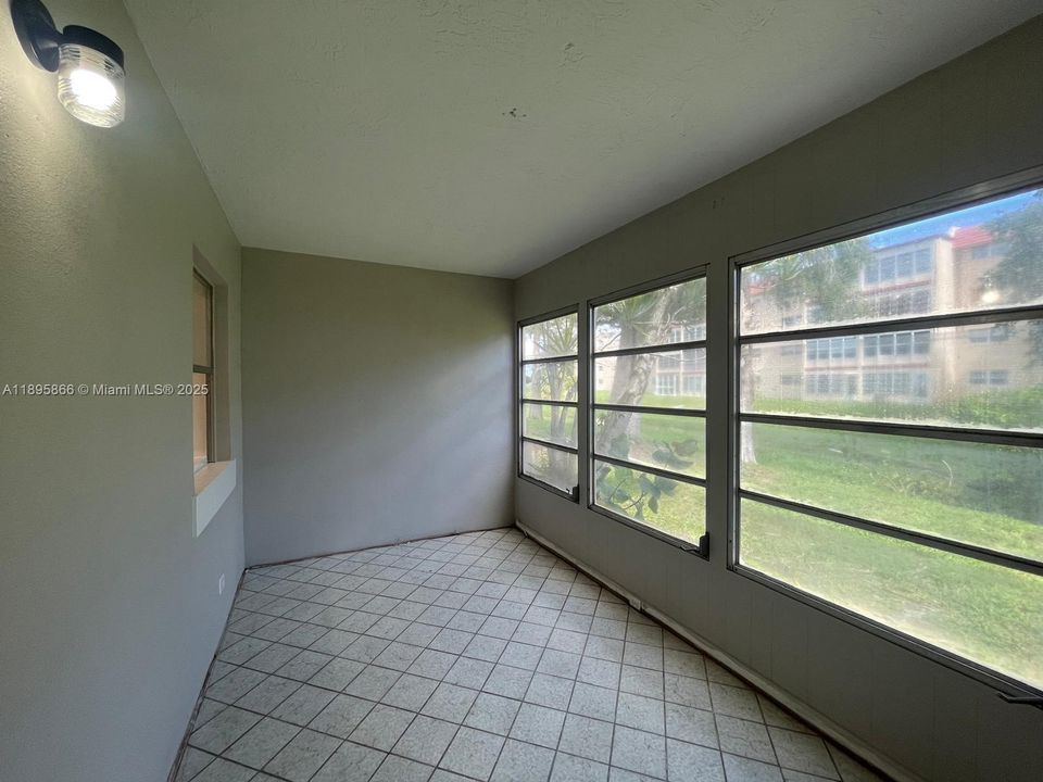 Recently Rented: $1,800 (2 beds, 2 baths, 1000 Square Feet)