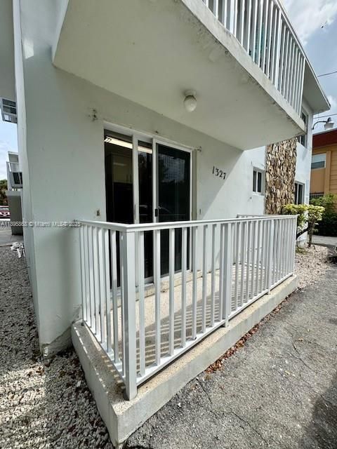 Active With Contract: $2,100 (2 beds, 1 baths, 777 Square Feet)