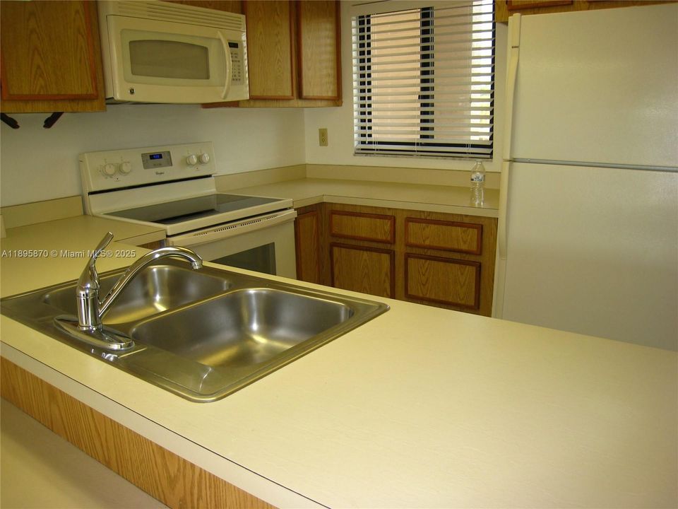 На продажу: $890,000 (2 спален, 2 ванн, 1190 Квадратных фут)