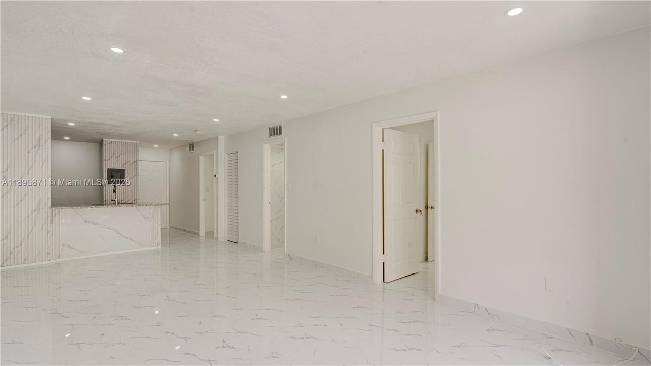 最近租的: $2,200 (2 贝兹, 2 浴室, 880 平方英尺)