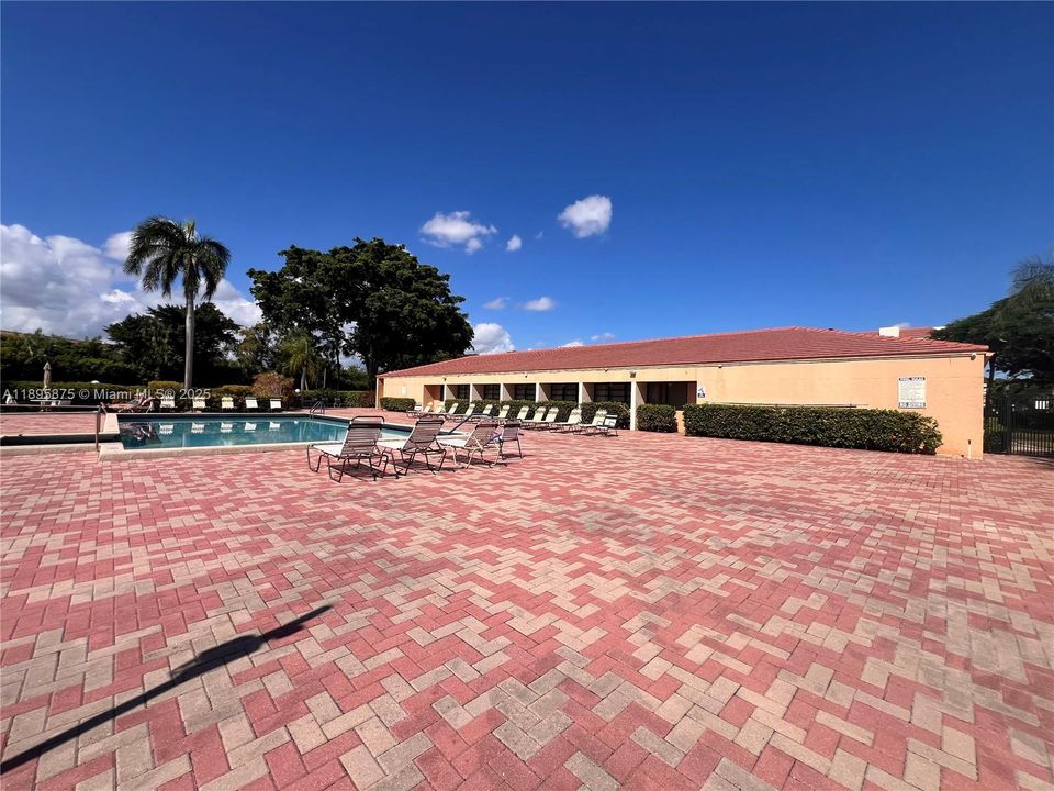 Recently Rented: $1,850 (2 beds, 2 baths, 1090 Square Feet)