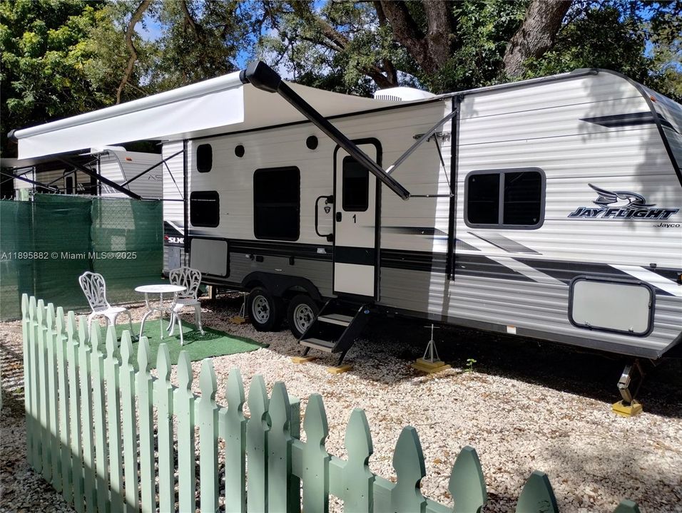 For Rent: $1,050 (1 beds, 1 baths, 2640 Square Feet)