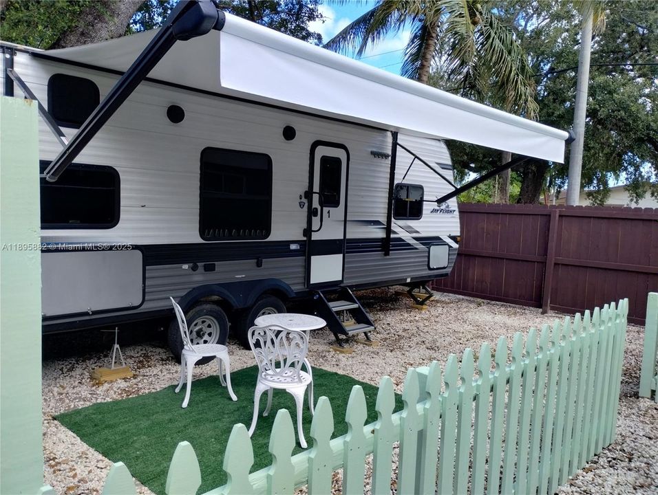 For Rent: $1,050 (1 beds, 1 baths, 2640 Square Feet)