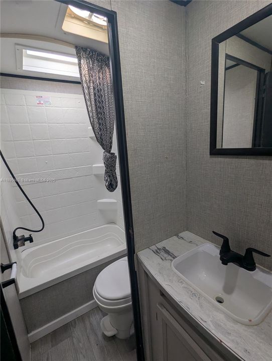 For Rent: $1,050 (1 beds, 1 baths, 2640 Square Feet)