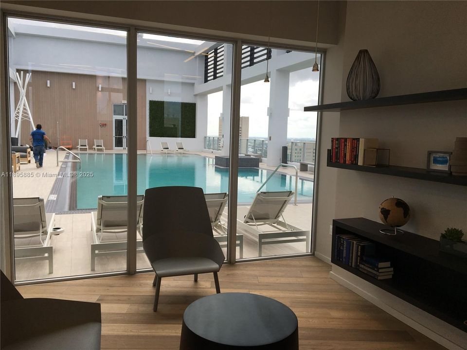 Recently Rented: $2,400 (1 beds, 1 baths, 607 Square Feet)