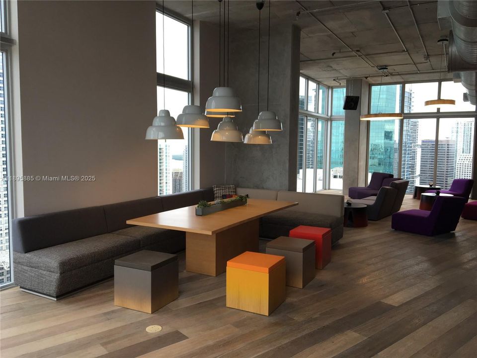 Recently Rented: $2,400 (1 beds, 1 baths, 607 Square Feet)