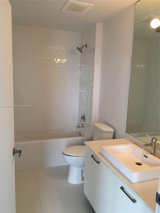 Recently Rented: $2,400 (1 beds, 1 baths, 607 Square Feet)