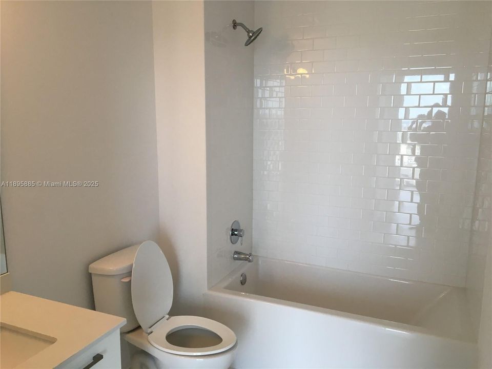 Recently Rented: $2,400 (1 beds, 1 baths, 607 Square Feet)