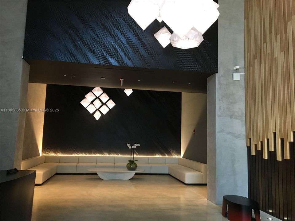 Recently Rented: $2,400 (1 beds, 1 baths, 607 Square Feet)