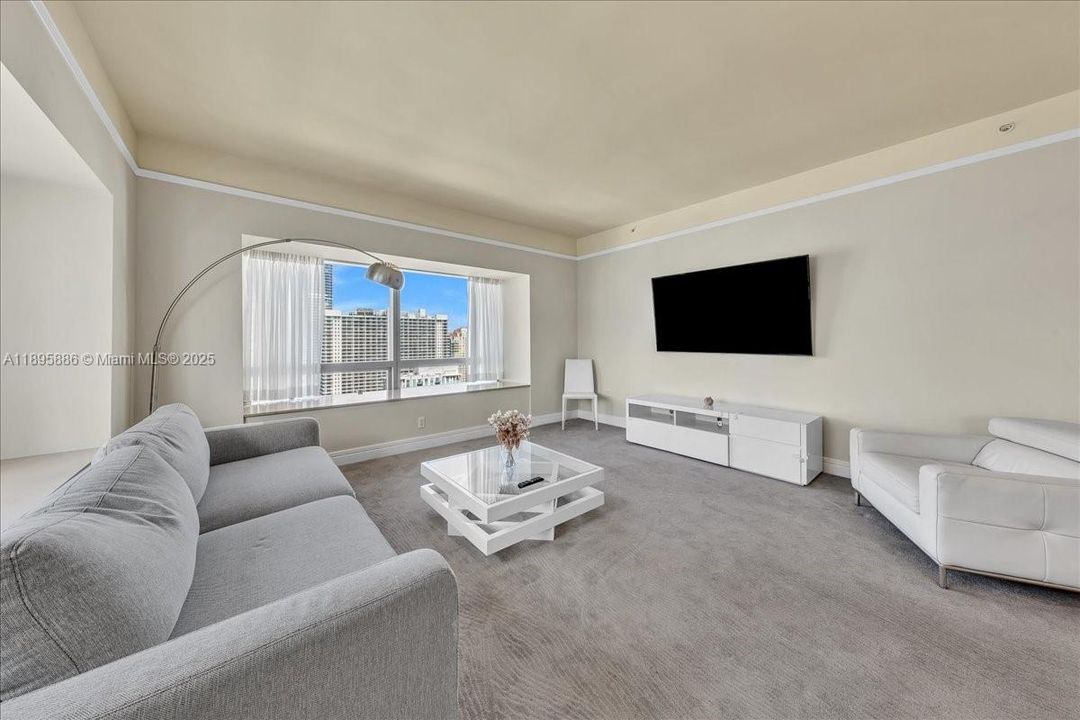 For Sale: $1,800,000 (2 beds, 2 baths, 1747 Square Feet)