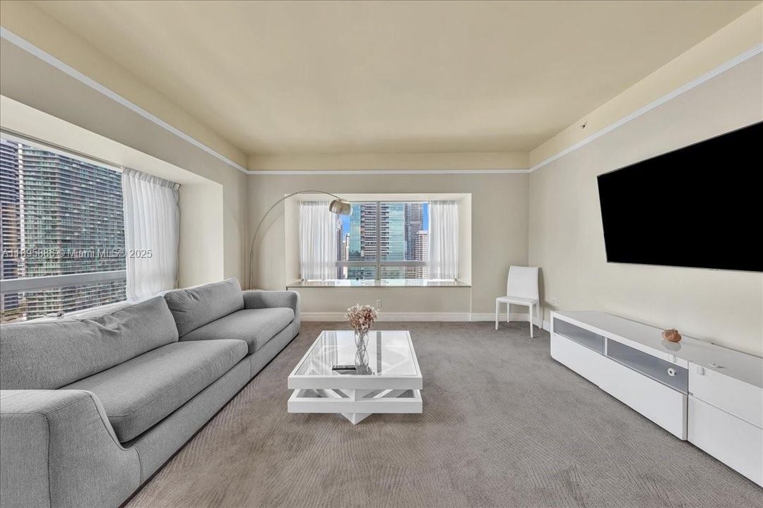 For Sale: $1,800,000 (2 beds, 2 baths, 1747 Square Feet)