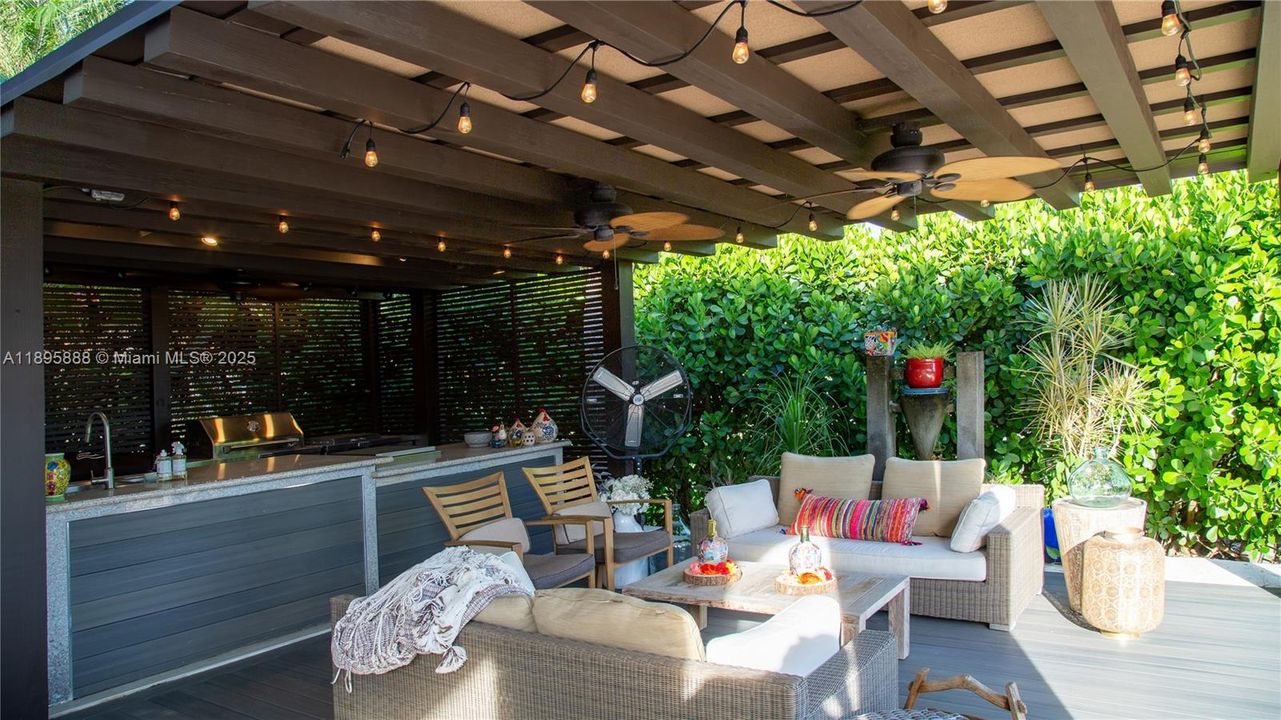 出租: $16,000 (5 贝兹, 4 浴室, 4634 平方英尺)