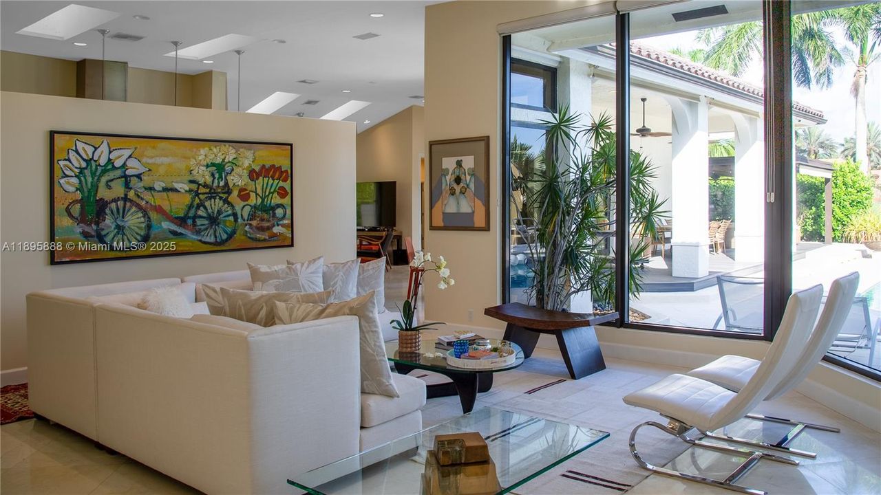 出租: $16,000 (5 贝兹, 4 浴室, 4634 平方英尺)