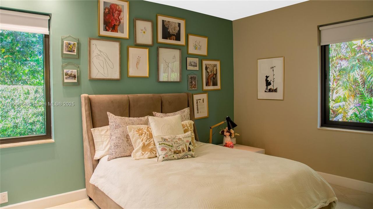 出租: $16,000 (5 贝兹, 4 浴室, 4634 平方英尺)