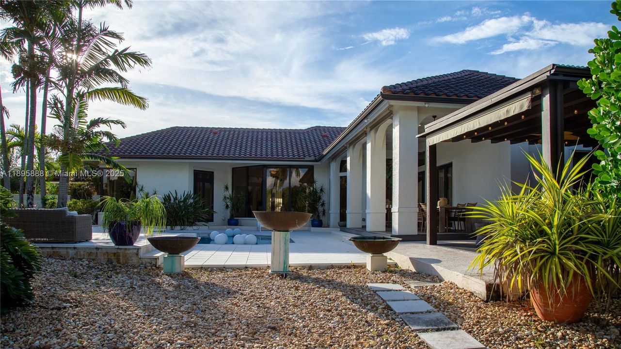 出租: $16,000 (5 贝兹, 4 浴室, 4634 平方英尺)