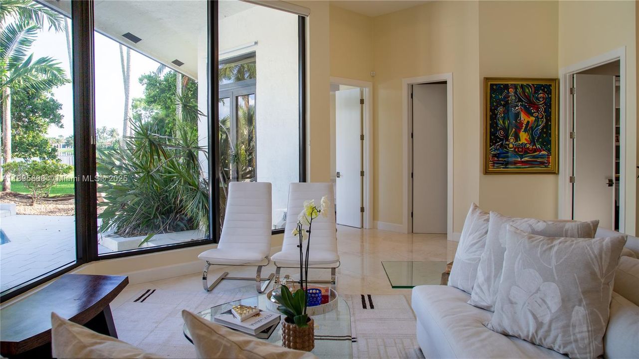 出租: $16,000 (5 贝兹, 4 浴室, 4634 平方英尺)