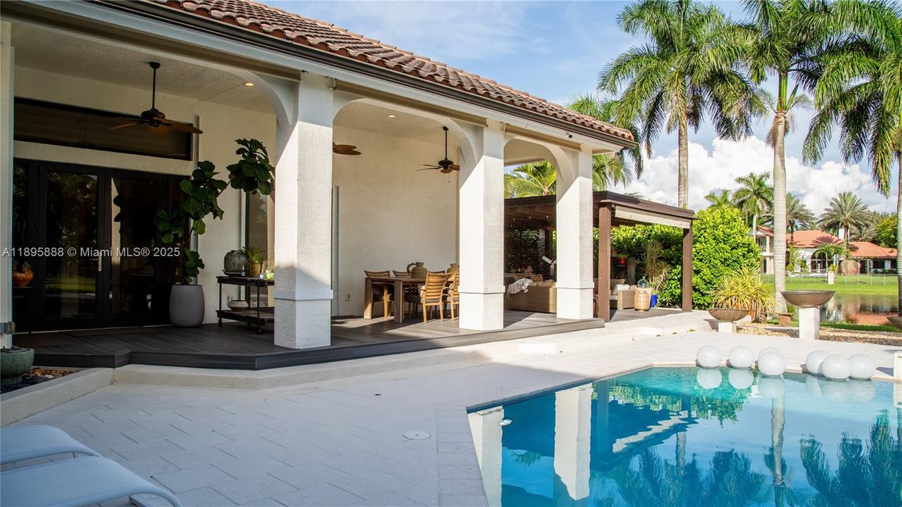 出租: $16,000 (5 贝兹, 4 浴室, 4634 平方英尺)