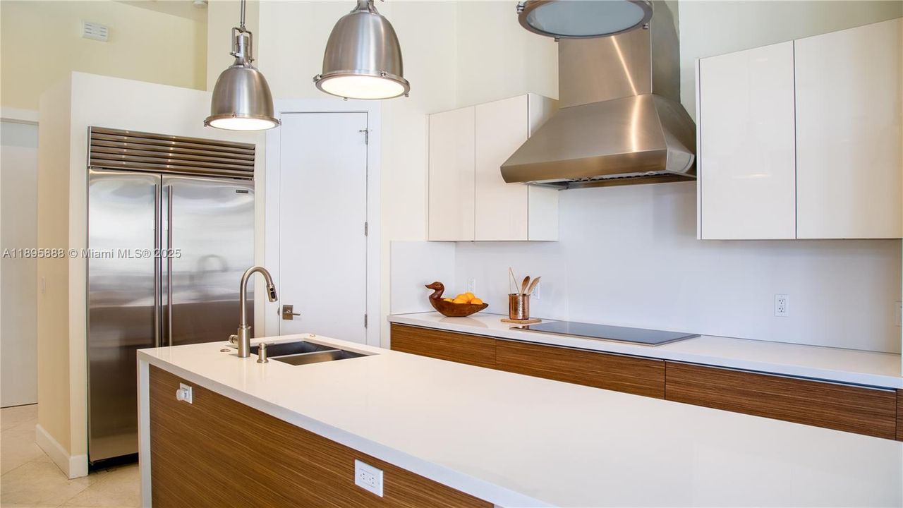 出租: $16,000 (5 贝兹, 4 浴室, 4634 平方英尺)