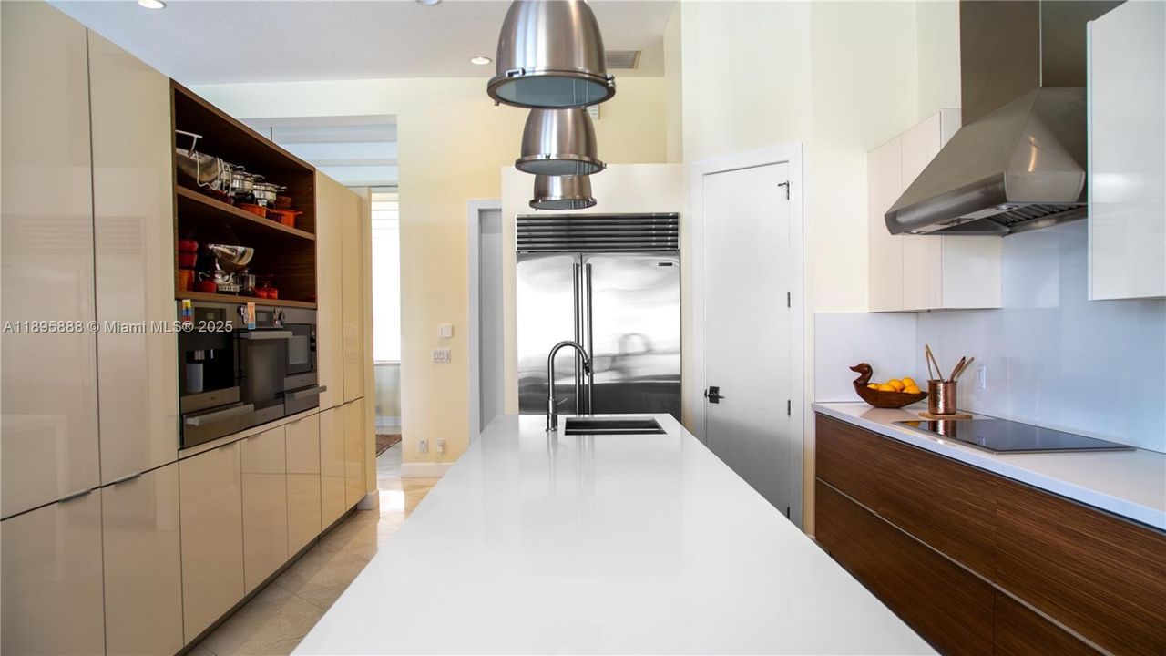 出租: $16,000 (5 贝兹, 4 浴室, 4634 平方英尺)