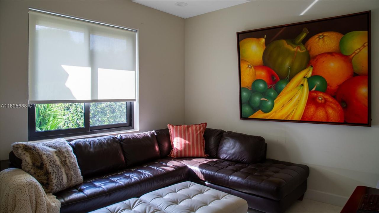 出租: $16,000 (5 贝兹, 4 浴室, 4634 平方英尺)